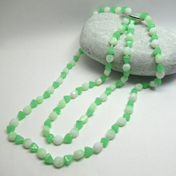 Uranium glass bead necklace - Picture 3 of 11